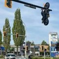 Motocikl završio na semaforu nakon sudara