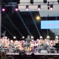 Klasika se večeras čuje između zgrada: Novo naselje postalo koncertna dvorana pod otvorenim nebom (foto, video)