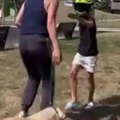 Strašan rasistički napad u parku u srpskom gradu: Žena manijak udarala dete i vikala j.... ti m..ku c....sku!
