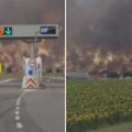 Zastrašujući prizori požara kod Inđije: Nebo se ne vidi od plamena kod naplatne rampe na auto-putu (video)