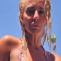 "Ups, majka muškog deteta pokazuje svoje zmijsko telo!" Milica Dabović šokira u maleckom bikiniju: "Mom vereniku ovo ne smeta"…