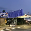 Kamion u Bulevaru kraljice Marije u Kragujevcu oborio baner SNS-a (VIDEO)