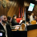 Novosadska opozicija napustila zasedanje Skupštine Grada, predstavnici vlasti odali počast Mladiću