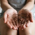 Zašto kosa više opada u jesen: Kada je to samo prolazna faza, a kada znak da morate kod dermatologa