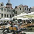 Nesvakidašnje scene iz Hrvatske: Turisti parkirali auta uz obali, dočekao ih šok kad su se vratili (foto)