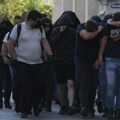 "Ugledali smo 150 ljudi obučenih u tamnu odeću i prekrivenih: Lica..." Dramatične reči policajca o neredima u Grčkoj…