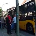 VIDEO: 40 ljudi u Berlinu podiglo autobus da oslobodi mladića zarobljenog ispod točka