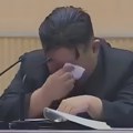(VIDEO) Kim Džong Un u suzama – i to pred ženama
