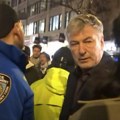Haos na protestu zbog problematičnog glumca: Aleka Boldvina isprovocirali na ulici, pale psovke, umešala se i policija…