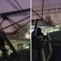 Ovo je ludost! Mladići se popeli na voz, pa uključili kameru: Varnice sevaju na sve strane