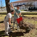 Očistili dvorište ambulante: Meštani Draževca organizovali akciju uređenja