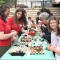 Dečja graja i smeh u porti hrama Svetog Vasilija Ostroškog: U Leposaviću organizovano vaskršnje farbanje jaja (foto, video)