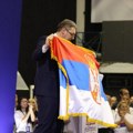 Vučić razvio zastavu pobede iz ujedinjenih nacija: Smetala im je naša trobojka, a mi je volimo najviše - niko je neće…
