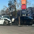 Kobna raskrsnica u Novom Sadu, još jedan udes u nizu: Ima povređenih, automobil smrvljen