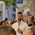 VIDEO Đokovića saletali tokom šetnje na Mikonosu: Šmekerski potez oduševio sve