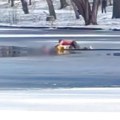 Radnik skočio u zaleđeno jezero i spasio devojčicu (5), širi se dramatičan snimak: Ljudi besni na vatrogasce