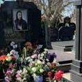 Sveće, sveži buketi ruža, ljiljana... Večna kuća Ksenije Pajčin na godišnjicu smrti, porodica dostojanstveno i tiho posetila…
