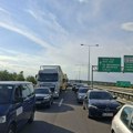 Sve stoji! Kamion se prevrnuo nasred puta, nastao kolaps na uključenju za obilaznicu u Surčinu - ljudi izašli iz vozila i…
