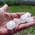 Manji oblak potopio Bujanovac! Šok-snimak s juga Srbije! Velikom kišom i jakim gradom, bela bujica slivala se kroz grad (video)…
