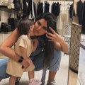 Azra se hitno vratila u Srbiju iz Amerike: ćerku odmah odvela u luks šoping, a ovo je razlog njenog povratka