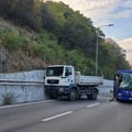 (Video) Autobus se zakucao u prikolicu kamiona: staklo rasuto po putu, kolaps kod Bubanj Potoka