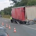 Jezivi snimci nesreće kod lajkovca! Auto potpuno smrskan posle u sudara sa kamionom! Video