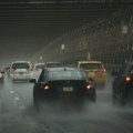 Vanredno stanje zbog nevremena, ulice plivaju Haos u Njujorku, saobraćaj je stao, voda došla iznad guma automobila…