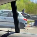 Udes na auto putu: Probili bankinu, delovi vozila rasuti po putu (video)