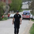 Hitna pomoć u dvorištu ubice Danke Ilić: Bolničari ušli u kuću, pretpostavlja se da je unutra majka Dejana Dragijevića…