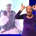 Жена с ББЦ-а скакала, играла и певала у програму уживо док је Бејби Лазања наступао: Хит снимак покорио мреже, сви…