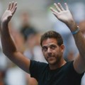 Del Potro uručio specijalan poklon Đokoviću, Novak se oduševio kada ga je otvorio (VIDEO)