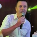 (Video): "Hej mala, malena srce si mi zavela..." Vuk Kostić zapevao Džejevu pesmu, napravio haos na slavlju - svi…