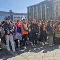 FOTO, VIDEO: Učenici Zrenjaninske gimnazije krenuli u protestnu šetnju do Bečeja