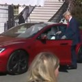 Donald Tramp ulazi u crvenu limuzinu: Predsednik SAD kupuje automobil "tesla" (video)