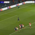 Da li je ovo najgore izveden penal ikad? Vitinja užasno šutirao, a još užasnije se "zaleteo"