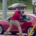 VIDEO Bivša zvezda NFL izvukla vozača kroz prozor kola u pokretu: Tukao ga pesnicama nasred puta jer ga je pljunuo