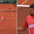 Nije deda, nego tata: Novak na 38. rođendan leteo po šljaci, ovo je poruka svima pred Rolan Garos