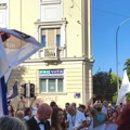 Pogledajte kako mlada i mladoženja „pumpaju“ na blokadi u Zemunu VIDEO