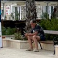 (Paparaco) uhvatili smo branislava Lečića u Hrvatskoj na letovanju: Sedi sam na klupici i evo šta radi: Ne gleda ni levo ni…