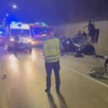 Teška saobraćajka u tunelu kod Nikšića, povređena jedna osoba Saobraćaj bio potpuno obustavljen, vozilo smrskano (video)