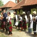Pogledajte kako se Kinezi zabavljaju u srpskim narodnim nošnjama: Zaigrali Moravac usred Srbije