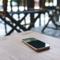 Scena kao iz filma u Gornjem Milanovcu Žena pronašla izgubljeni telefon, a ono što je vlasnik izgovorio ostavilo sve u suzama!…