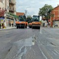 U ulici Južnomoravskih brigada u Leskovcu izvodi se ugradnja završnog sloja asfalta