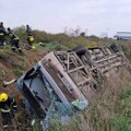(Foto, video) 2 osobe poginule, 83 povređeno! Jezivi prvi snimci sa mesta nesreće kod Sremske Mitrovice: Autobus završio na…
