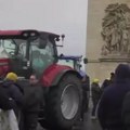 Poljoprivrednici traktorima blokirali Ajfelov toranj i Trijumfalnu kapiju (video)