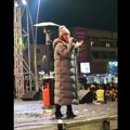 VIDEO: Čačani u znak protesta zbog cene koncerta grudvama zasuli binu na kojoj je pevala Ana Bekuta