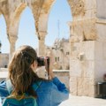 Od zabrane selfija do preskupih taksi: Ovako se popularne destinacije bore protiv najezde turista