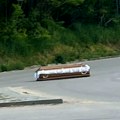 Mrtvački sanduk sa pokojnikom ispao na magistralu u Priboju