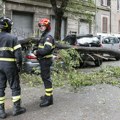 Snažno nevreme pogodilo Rim: tornado čupao drveće i rušio tezge na pijaci