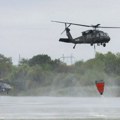 (FOTO) Helikopteri i vatrogasci iz EU pomažu u gašenju požara u Deliblatskoj peščari